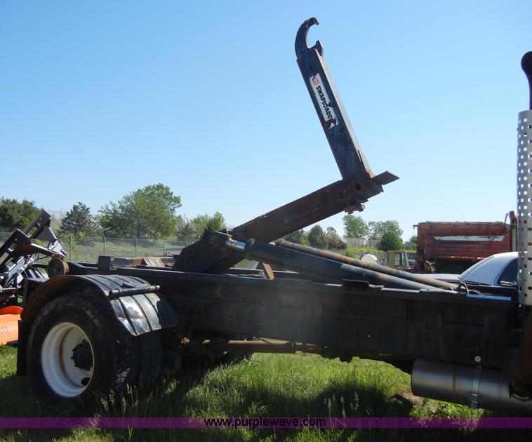 image for item D4026 1996 International 4900 semi truck