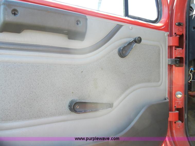 image for item D4026 1996 International 4900 semi truck