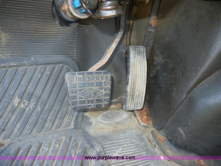 image for item D4026 1996 International 4900 semi truck