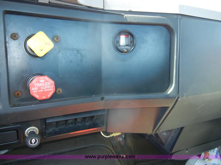 image for item D4026 1996 International 4900 semi truck