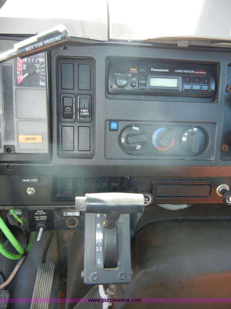 image for item D4026 1996 International 4900 semi truck