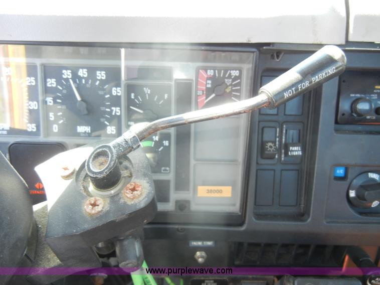 image for item D4026 1996 International 4900 semi truck