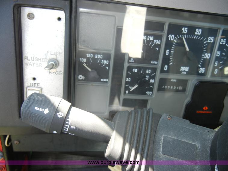 image for item D4026 1996 International 4900 semi truck