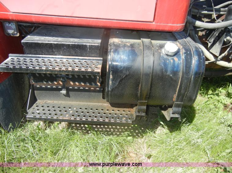 image for item D4026 1996 International 4900 semi truck