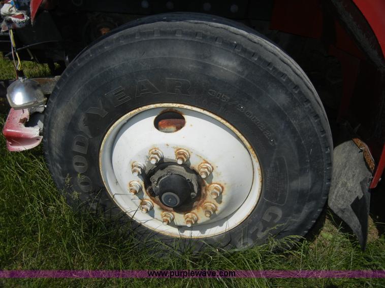 image for item D4026 1996 International 4900 semi truck