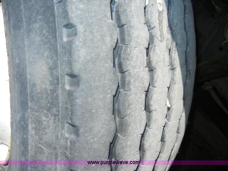 image for item D4026 1996 International 4900 semi truck