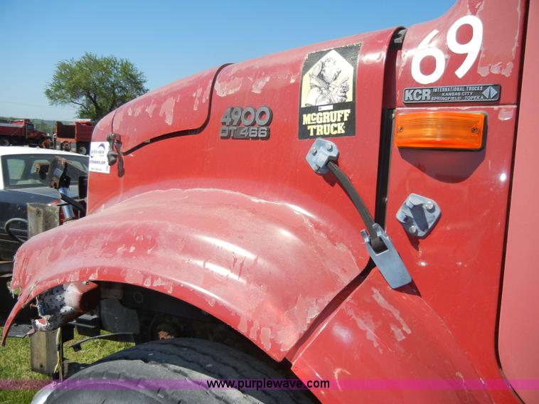 image for item D4026 1996 International 4900 semi truck