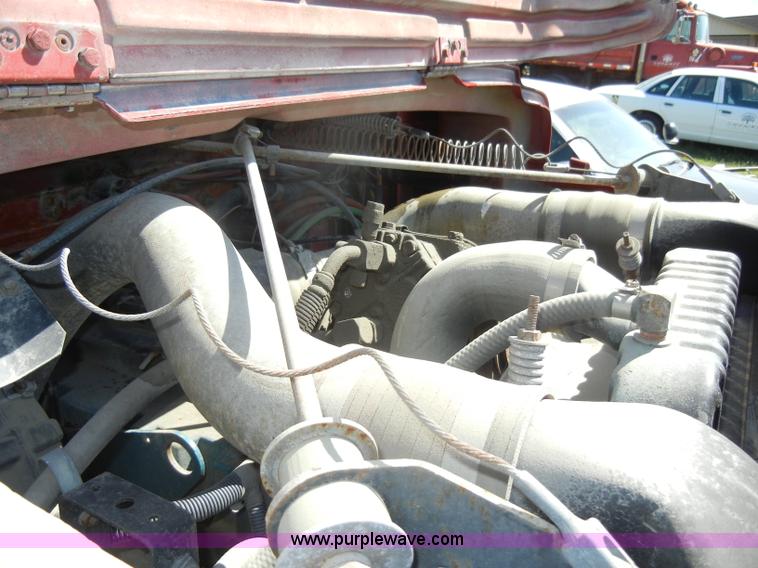 image for item D4026 1996 International 4900 semi truck