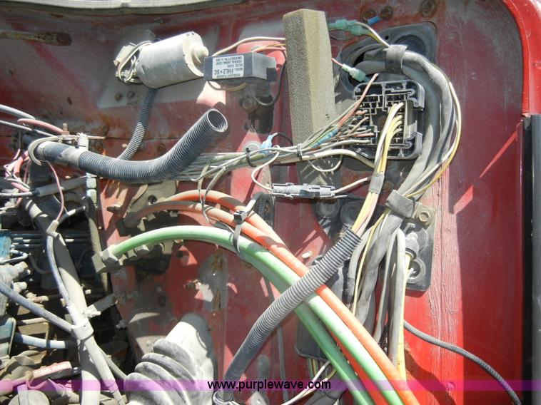 image for item D4026 1996 International 4900 semi truck