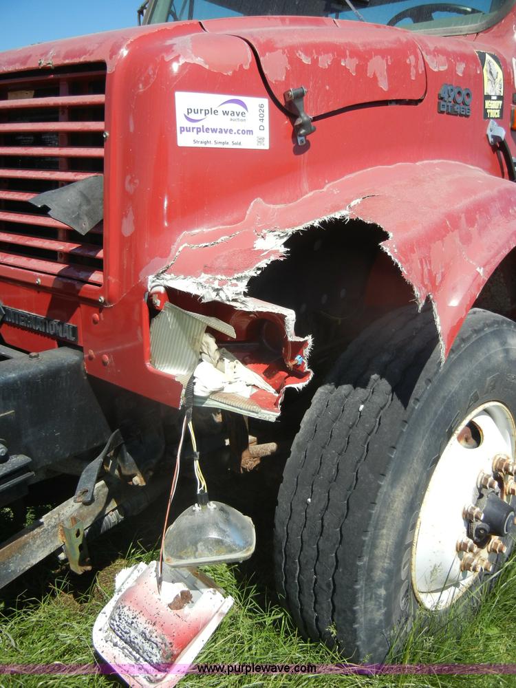 image for item D4026 1996 International 4900 semi truck