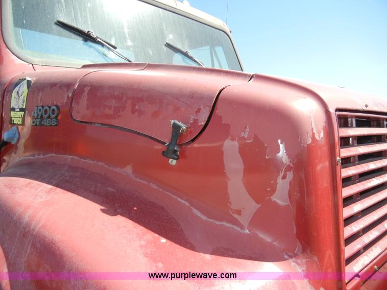 image for item D4026 1996 International 4900 semi truck