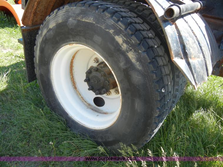 image for item D4026 1996 International 4900 semi truck