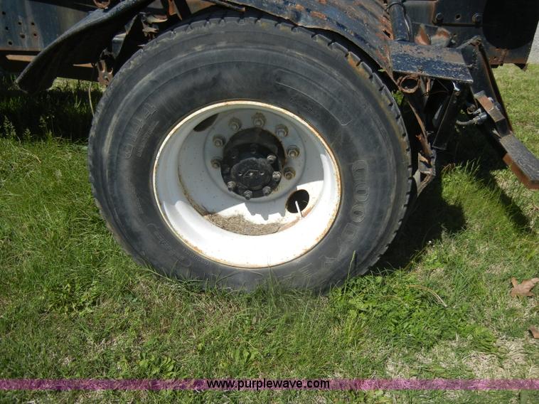 image for item D4026 1996 International 4900 semi truck