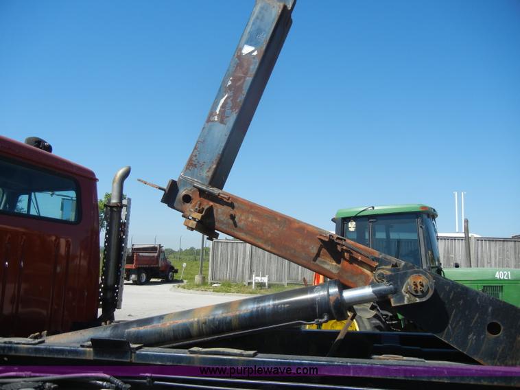 image for item D4026 1996 International 4900 semi truck