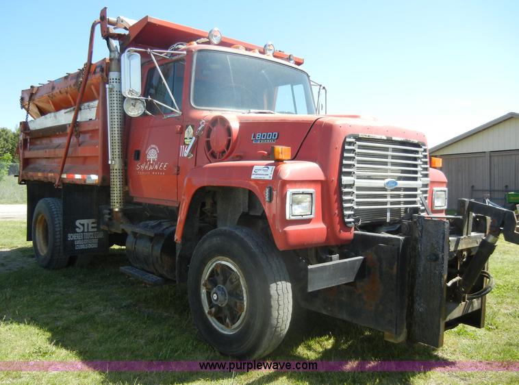 image for item D4034 1992 Ford L8000 dump truck