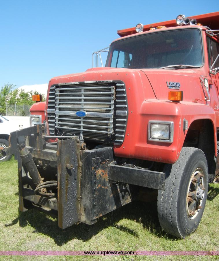 image for item D4034 1992 Ford L8000 dump truck