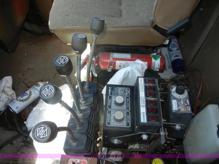 image for item D4034 1992 Ford L8000 dump truck