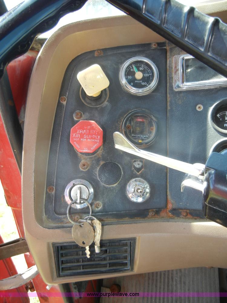 image for item D4034 1992 Ford L8000 dump truck