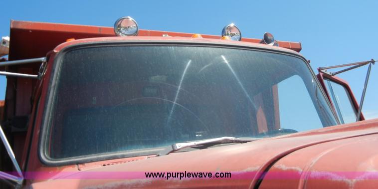 image for item D4034 1992 Ford L8000 dump truck