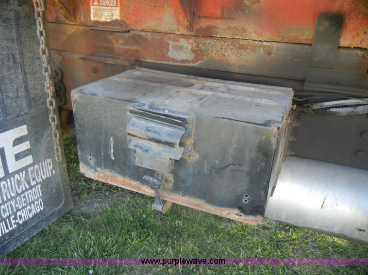 image for item D4034 1992 Ford L8000 dump truck