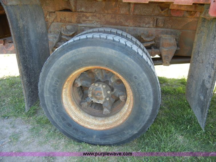 image for item D4034 1992 Ford L8000 dump truck