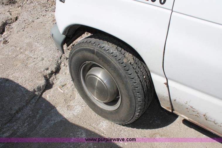 image for item D7877 2001 Ford E350 Econoline van