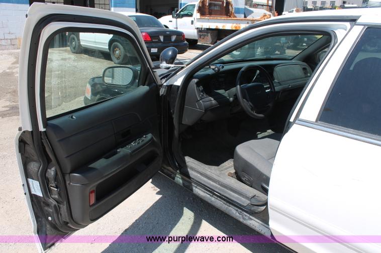 image for item D7882 2006 Ford Crown Victoria Police Interceptor