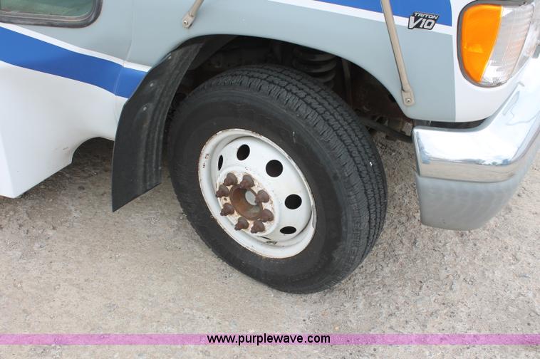 image for item D7904 1999 Ford E350 Econoline Super Duty transit bus