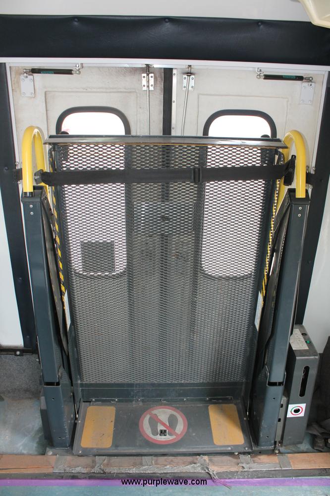 image for item D7904 1999 Ford E350 Econoline Super Duty transit bus