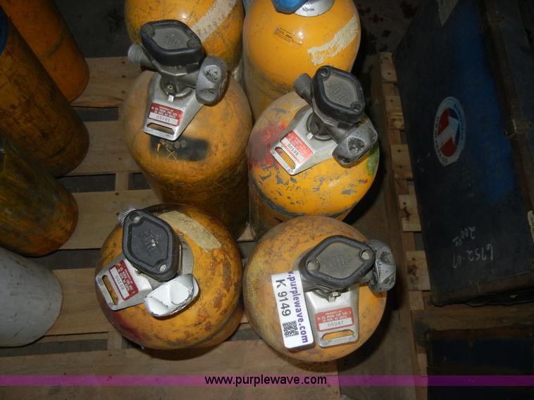 image for item K9149 (8) oxygen tanks