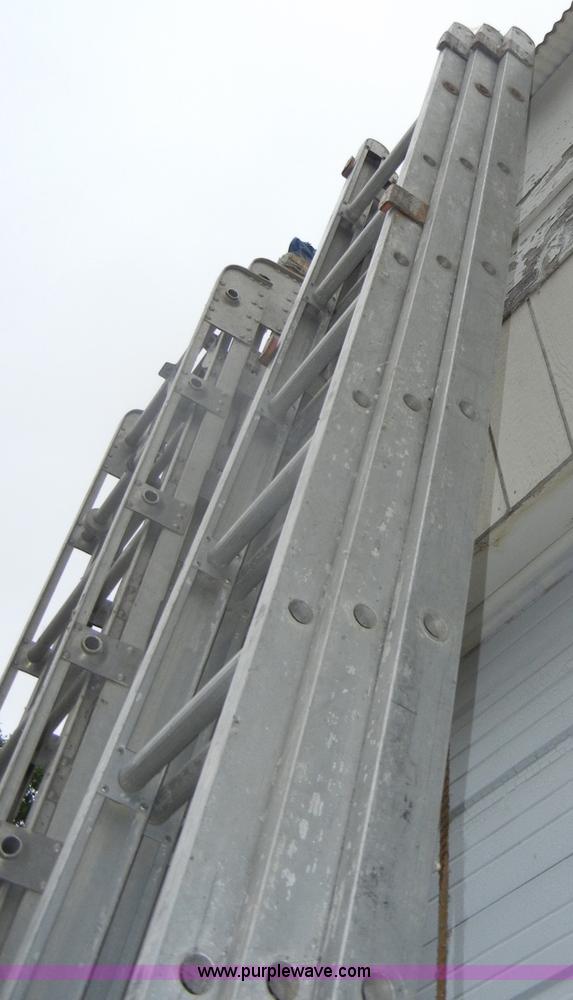 image for item K9158 40' extension ladder