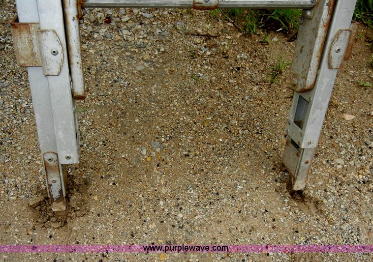 image for item K9158 40' extension ladder