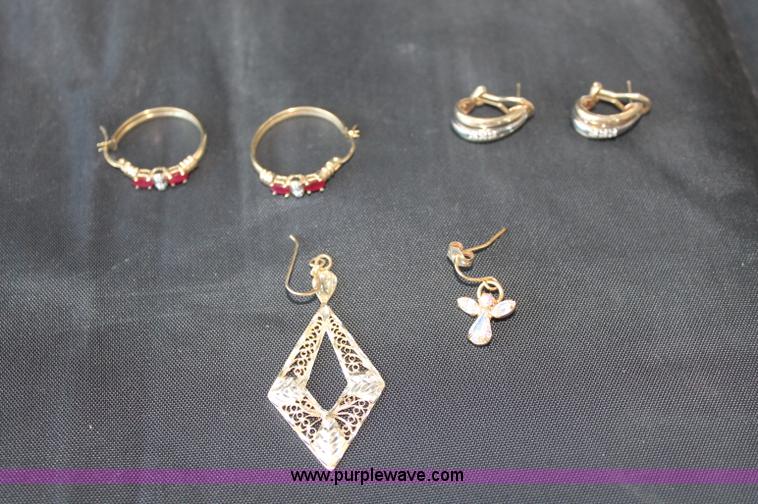 image for item L9777 Assorted jewelry