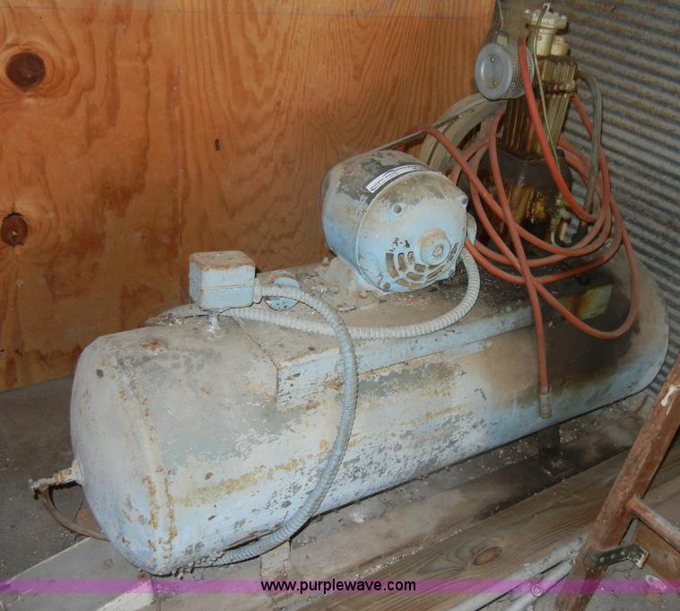 image for item M9506 Air compressor