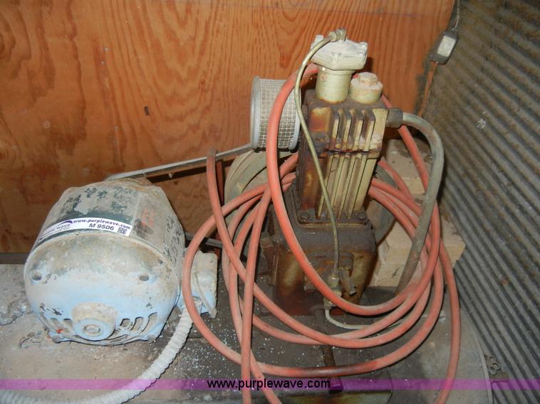 image for item M9506 Air compressor