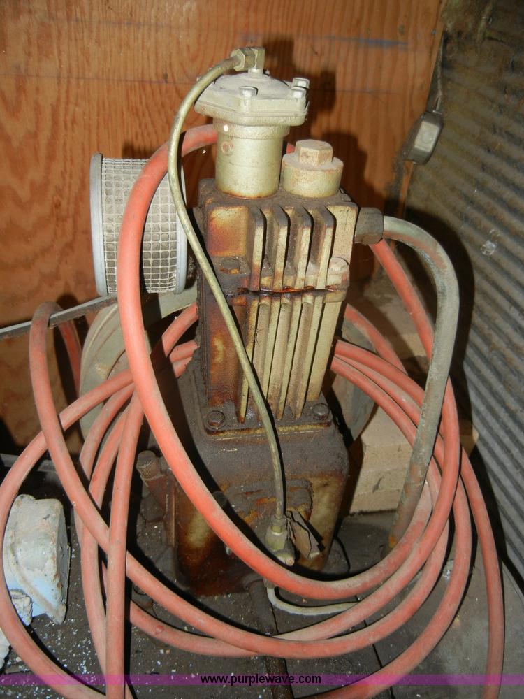 image for item M9506 Air compressor