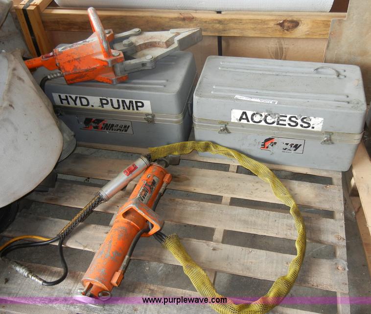 image for item M9513 Kinman Jaws-of-Life unit