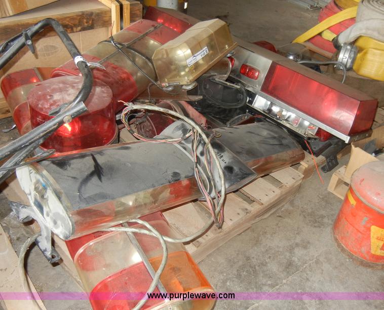 image for item M9516 Approximately 9 assorted lights and light ballasts