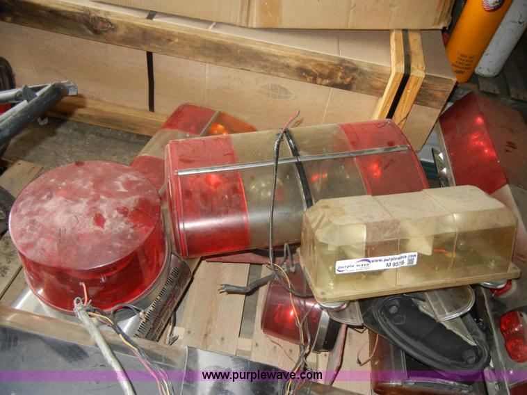 image for item M9516 Approximately 9 assorted lights and light ballasts