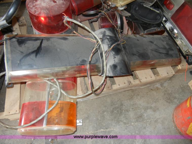 image for item M9516 Approximately 9 assorted lights and light ballasts