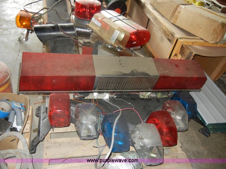 image for item M9516 Approximately 9 assorted lights and light ballasts