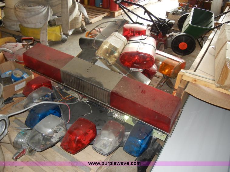 image for item M9516 Approximately 9 assorted lights and light ballasts