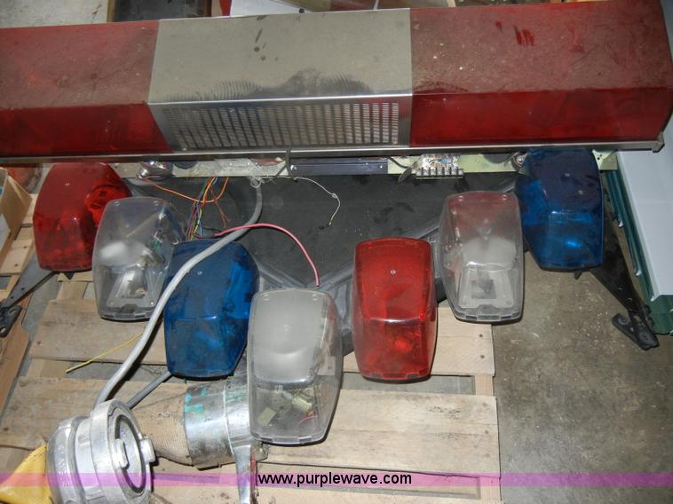 image for item M9516 Approximately 9 assorted lights and light ballasts