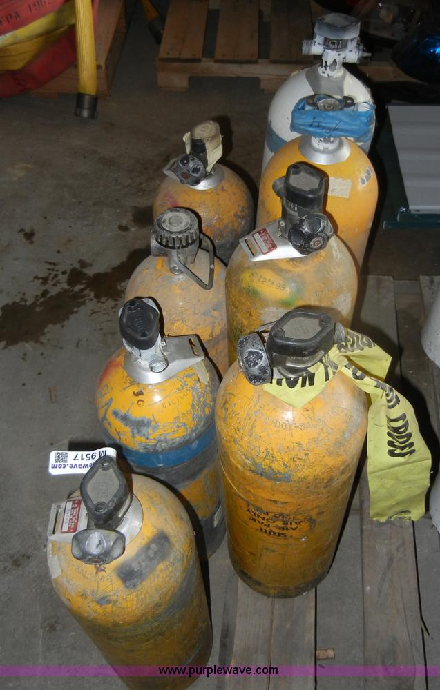 image for item M9517 (8) oxygen tanks