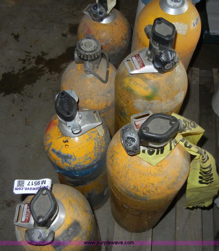 image for item M9517 (8) oxygen tanks