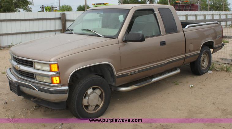image for item D7915 1996 Chevrolet 1500 Silverado pickup truck
