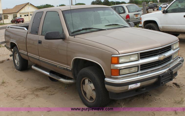 image for item D7915 1996 Chevrolet 1500 Silverado pickup truck