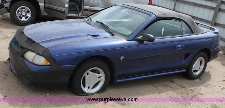 image for item D7916 1996 Ford Mustang convertible