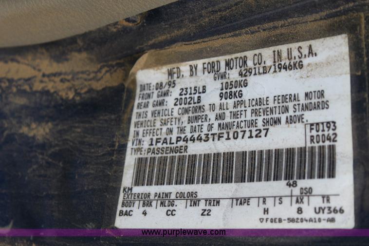 image for item D7916 1996 Ford Mustang convertible