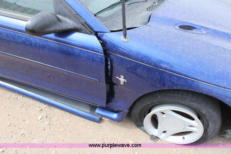 image for item D7916 1996 Ford Mustang convertible